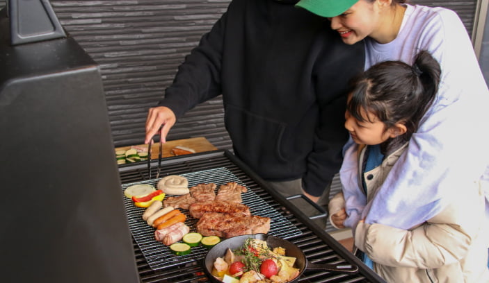 テラスでBBQを楽しむ親子