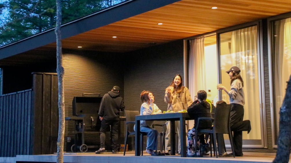 夜のテラスで女子会