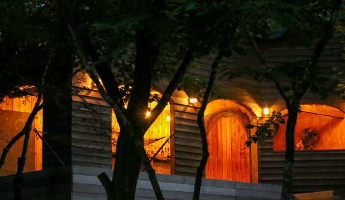 貸別荘Gufoの夜のラウンジの外観