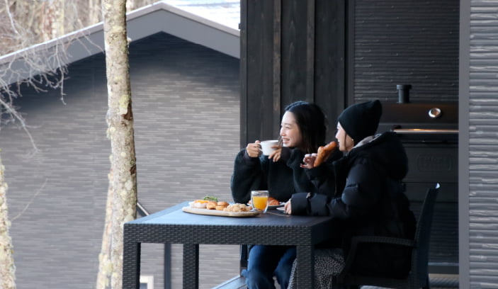 Gufoのテラスで朝食を楽しむ女性