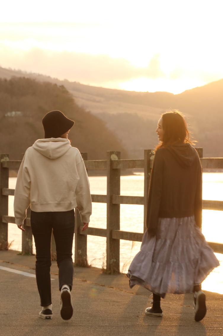 夕焼けの山中湖を散歩する女性達