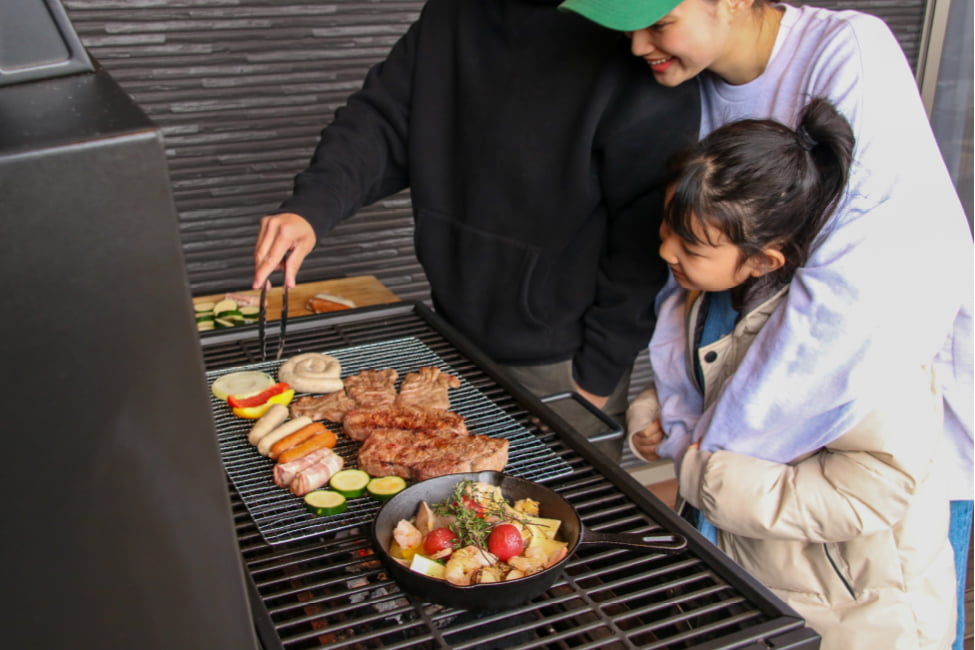 BBQを楽しむ家族