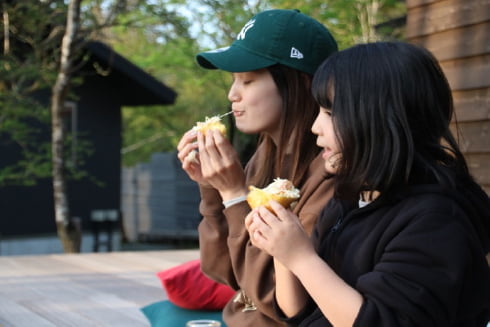 Gufo富士山中湖で手作りのピザを食べる親子