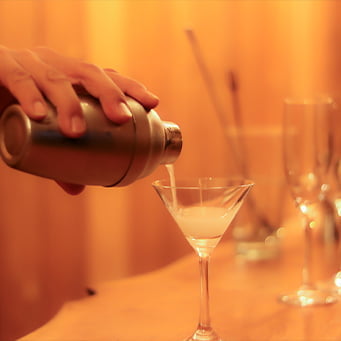 ラウンジのお酒で乾杯