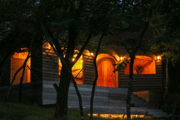 Gufo富士山中湖夜のラウンジ外観